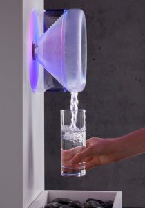 Design Wasserspender gibt gekühltes, gefiltertes Wasser aus